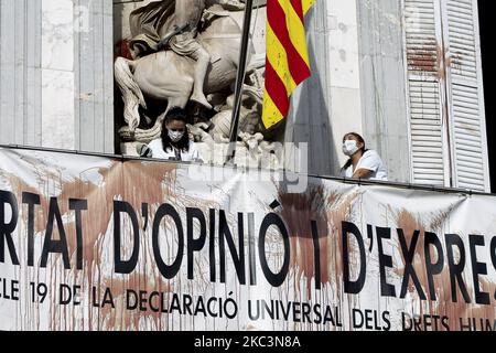 Die Arbeiter reinigen die façade des Palau de la Generalitat, einem Gebäude aus dem 15.. Jahrhundert, dem Sitz der katalanischen Regierung, mit dem Banner für die Meinungsfreiheit, Nachdem es während der Covid-19/Coronavirus-Krise von Hotelarbeitern mit tierischem Blut angegriffen wurde, die mit regionalen Maßnahmen zur Einschließung und Schließung von Bars und Restaurants nicht einverstanden waren. In Barcelona, Katalonien, Spanien am 9. November 2020 (Foto von Albert Llop/NurPhoto) Stockfoto