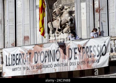 Die Arbeiter reinigen die façade des Palau de la Generalitat, einem Gebäude aus dem 15.. Jahrhundert, dem Sitz der katalanischen Regierung, mit dem Banner für die Meinungsfreiheit, Nachdem es während der Covid-19/Coronavirus-Krise von Hotelarbeitern mit tierischem Blut angegriffen wurde, die mit regionalen Maßnahmen zur Einschließung und Schließung von Bars und Restaurants nicht einverstanden waren. In Barcelona, Katalonien, Spanien am 9. November 2020 (Foto von Albert Llop/NurPhoto) Stockfoto