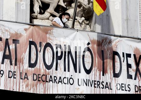 Die Arbeiter reinigen die façade des Palau de la Generalitat, einem Gebäude aus dem 15.. Jahrhundert, dem Sitz der katalanischen Regierung, mit dem Banner für die Meinungsfreiheit, Nachdem es während der Covid-19/Coronavirus-Krise von Hotelarbeitern mit tierischem Blut angegriffen wurde, die mit regionalen Maßnahmen zur Einschließung und Schließung von Bars und Restaurants nicht einverstanden waren. In Barcelona, Katalonien, Spanien am 9. November 2020 (Foto von Albert Llop/NurPhoto) Stockfoto