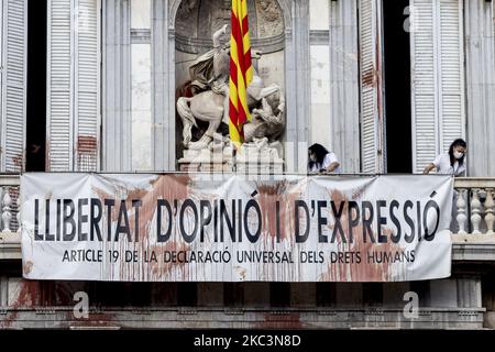 Die Arbeiter reinigen die façade des Palau de la Generalitat, einem Gebäude aus dem 15.. Jahrhundert, dem Sitz der katalanischen Regierung, mit dem Banner für die Meinungsfreiheit, Nachdem es während der Covid-19/Coronavirus-Krise von Hotelarbeitern mit tierischem Blut angegriffen wurde, die mit regionalen Maßnahmen zur Einschließung und Schließung von Bars und Restaurants nicht einverstanden waren. In Barcelona, Katalonien, Spanien am 9. November 2020 (Foto von Albert Llop/NurPhoto) Stockfoto