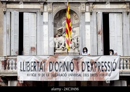 Die Arbeiter reinigen die façade des Palau de la Generalitat, einem Gebäude aus dem 15.. Jahrhundert, dem Sitz der katalanischen Regierung, mit dem Banner für die Meinungsfreiheit, Nachdem es während der Covid-19/Coronavirus-Krise von Hotelarbeitern mit tierischem Blut angegriffen wurde, die mit regionalen Maßnahmen zur Einschließung und Schließung von Bars und Restaurants nicht einverstanden waren. In Barcelona, Katalonien, Spanien am 9. November 2020 (Foto von Albert Llop/NurPhoto) Stockfoto