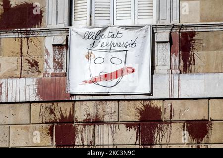 Die Arbeiter reinigen die façade des Palau de la Generalitat, einem Gebäude aus dem 15.. Jahrhundert, dem Sitz der katalanischen Regierung, mit dem Banner für die Meinungsfreiheit, Nachdem es während der Covid-19/Coronavirus-Krise von Hotelarbeitern mit tierischem Blut angegriffen wurde, die mit regionalen Maßnahmen zur Einschließung und Schließung von Bars und Restaurants nicht einverstanden waren. In Barcelona, Katalonien, Spanien am 9. November 2020 (Foto von Albert Llop/NurPhoto) Stockfoto