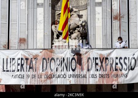 Die Arbeiter reinigen die façade des Palau de la Generalitat, einem Gebäude aus dem 15.. Jahrhundert, dem Sitz der katalanischen Regierung, mit dem Banner für die Meinungsfreiheit, Nachdem es während der Covid-19/Coronavirus-Krise von Hotelarbeitern mit tierischem Blut angegriffen wurde, die mit regionalen Maßnahmen zur Einschließung und Schließung von Bars und Restaurants nicht einverstanden waren. In Barcelona, Katalonien, Spanien am 9. November 2020 (Foto von Albert Llop/NurPhoto) Stockfoto