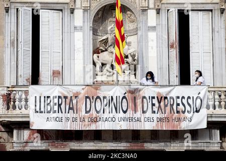 Die Arbeiter reinigen die façade des Palau de la Generalitat, einem Gebäude aus dem 15.. Jahrhundert, dem Sitz der katalanischen Regierung, mit dem Banner für die Meinungsfreiheit, Nachdem es während der Covid-19/Coronavirus-Krise von Hotelarbeitern mit tierischem Blut angegriffen wurde, die mit regionalen Maßnahmen zur Einschließung und Schließung von Bars und Restaurants nicht einverstanden waren. In Barcelona, Katalonien, Spanien am 9. November 2020 (Foto von Albert Llop/NurPhoto) Stockfoto