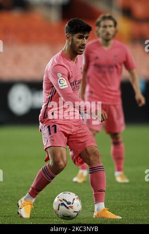 Marco Asensio von Real Madrid kontrolliert den Ball während des La Liga Santander-Spiels zwischen Valencia CF und Real Madrid beim Estadio Mestalla am 8. November 2020 in Valencia, Spanien. (Foto von Jose Breton/Pics Action/NurPhoto) Stockfoto