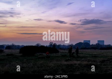 Am ersten Wochenende der zweiten nationalen Sperre geht die Sonne auf den Wanstead Flats, aufgrund der zweiten Welle von Covid-19, am 7. November 2020 in London unter. (Foto von Alberto Pezzali/NurPhoto) Stockfoto