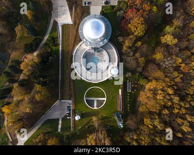 Eine Vogelperspektive auf das Schlesische Planetarium und das astronomische Observatorium im Herbst Stockfoto