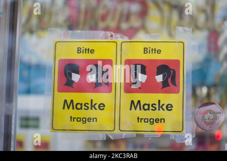 Maskenschilder sind einen Tag vor der Eröffnung der Karnevalssession in Köln am 10. November 2020 in einem Laden zu sehen. Aufgrund des Coronavirus-Ausbruchs gab es in diesem Jahr keine offiziellen Feierlichkeiten und auch kein Alkoholverbot und keine Beschränkung der Gruppenversammlungen. (Foto von Ying Tang/NurPhoto) Stockfoto