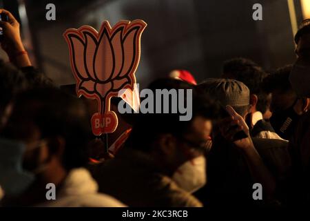 Anhänger der Bhartiya Janata Party (BJP) feiern die Führung der Partei bei den hochrangigen Wahlen zur Bihar-Versammlung am 10. November 2020 in Neu-Delhi, Indien, am Hauptsitz der BJP. Die NDA-Allianz soll die Regierung in Bihar bilden, da sie 105 Sitze gewonnen hat und mit einem komfortablen Vorsprung auf 19 weitere Sitze führt, was die magische Zahl von 122 überstieg. (Foto von Mayank Makhija/NurPhoto) Stockfoto