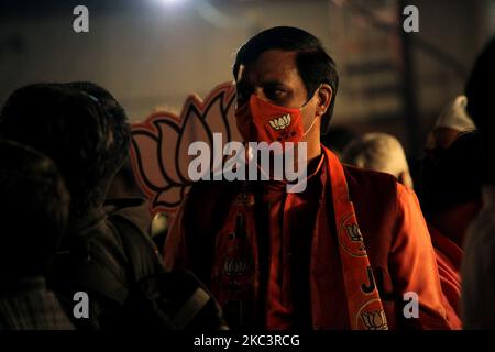 Anhänger der Bhartiya Janata Party (BJP) feiern die Führung der Partei bei den hochrangigen Wahlen zur Bihar-Versammlung am 10. November 2020 in Neu-Delhi, Indien, am Hauptsitz der BJP. Die NDA-Allianz soll die Regierung in Bihar bilden, da sie 105 Sitze gewonnen hat und mit einem komfortablen Vorsprung auf 19 weitere Sitze führt, was die magische Zahl von 122 überstieg. (Foto von Mayank Makhija/NurPhoto) Stockfoto