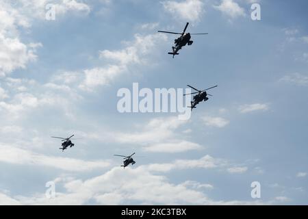 Boeing AH-64 greift während der Flugshow Hubschrauber auf Formation an. Griechische Luftwaffe Apache fliegen während Oktober National Oxi Day Parade Thessaloniki Griechenland Stockfoto