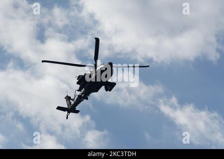 Boeing AH-64 Angriff Hubschrauber auf Formation während der Flugshow. Griechische Luftwaffe Apache fliegen während Oktober National Oxi Day Parade Thessaloniki Griechenland Stockfoto