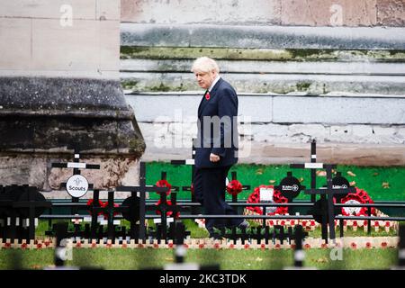 Der britische Premierminister Boris Johnson geht nach einem Waffenstillstandstag am 11. November 2020 in der Westminster Abbey in London, England, durch ein Feld von Gedenkmohn-Kreuzen. (Foto von David Cliff/NurPhoto) Stockfoto