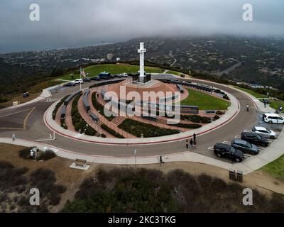 Eine Luftaufnahme des Mt. Soledad National Veterans Memorial mit nebligen Hintergrund Stockfoto