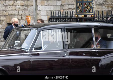 Camilla, Herzogin von Cornwall, Prinz Charles, Prinz von Wales und Premierminister Boris Johnson (L) verlassen die Westminster Abbey, nachdem sie am 11. November 2020 in London, England, an einem Gottesdienst zum Waffenstillstandstag und zum 100. Jahrestag der Beerdigung des unbekannten Kriegers teilgenommen hatten. (Foto von Alberto Pezzali/NurPhoto) Stockfoto