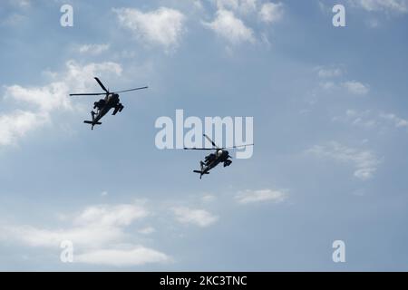 Boeing AH-64 greift während der Flugshow Hubschrauber auf Formation an. Griechische Luftwaffe Apache fliegen während Oktober National Oxi Day Parade Thessaloniki Griechenland Stockfoto