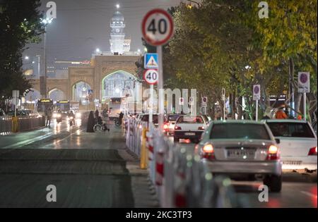 Blick auf eine Allee zum heiligen Schrein des achten schiitischen Muslims Imam Reza in der heiligen Stadt Mashhad in der Provinz Razavi Khorasan 891Km (554 Meilen) östlich von Teheran in der Nacht am 9. November 2020, inmitten des Ausbruchs der neuen Coronavirus-Krankheit (COVID-19) im Iran. Nachdem die iranischen Regierungen in der heiligen iranischen Stadt Mashhad und der Hauptstadt der Provinz Khorasan Razavi erneut rote Alarmbereitschaft angekündigt hatten, wurde der Gebrauch von Masken an öffentlichen Orten obligatorisch. (Foto von Morteza Nikoubazl/NurPhoto) Stockfoto