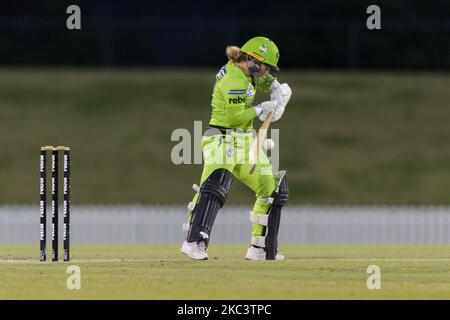 Tammy Beaumont of the Thunder Fledermäuse beim WBBL-Spiel der Women's Big Bash League zwischen der Brisbane Heat und dem Sydney Thunder im Blacktown International Sportspark am 11. November 2020 in Sydney, Australien. (Nur für redaktionelle Zwecke) (Foto von Izhar Khan/NurPhoto) Stockfoto