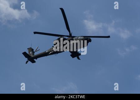 Boeing AH-64 Angriff Hubschrauber auf Formation während der Flugshow. Griechische Luftwaffe Apache fliegen während Oktober National Oxi Day Parade Thessaloniki Griechenland Stockfoto