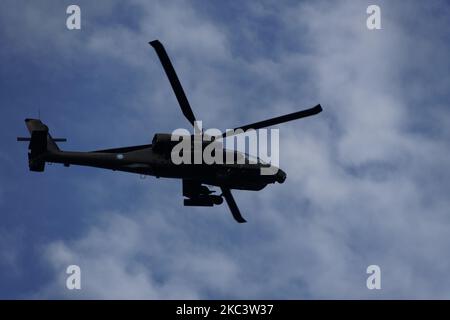 Boeing AH-64 Angriff Hubschrauber auf Formation während der Flugshow. Griechische Luftwaffe Apache fliegen während Oktober National Oxi Day Parade Thessaloniki Griechenland Stockfoto