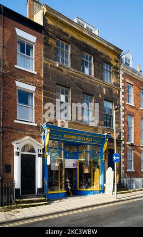 Der schwedische Clog-Shop Bjorn Clogs befindet sich in der Queen Street im Zentrum von Scarborough Stockfoto