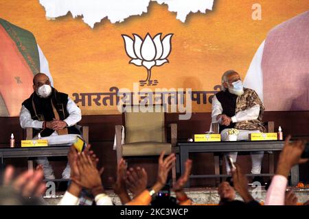 Die Parteiarbeiter der Bhartiya Janata Party (BJP) feiern nach dem Sieg bei den Parlamentswahlen in Bihar und der Nachwahl in anderen Staaten am 11. November 2020 in Neu-Delhi, Indien, am Hauptsitz der BJP. Die NDA-Allianz soll die Regierung in Bihar bilden, da sie 125 Sitze gewonnen hat und damit die magische Zahl von 122 übergeht. (Foto von Mayank Makhija/NurPhoto) Stockfoto