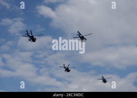 Boeing AH-64 greift während der Flugshow Hubschrauber auf Formation an. Griechische Luftwaffe Apache fliegen während Oktober National Oxi Day Parade Thessaloniki Griechenland Stockfoto