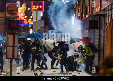 Demonstranten löschen Tränengaskanister auf der Nathan Road. Am 12. November 2019 in Hongkong, China. (Foto von Marc Fernandes/NurPhoto) Stockfoto