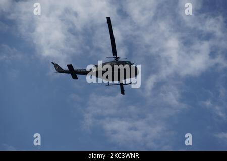 HAF Huey Hubschrauber während einer Flugshow. Die griechische Luftwaffe Agusta-Bell ab-205 fliegt während des 28. Oktober National Oxi Day ParadeThessaloniki, Griechenland. Stockfoto