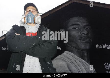 Der Straßenkünstler AKSE steht am 10. November vor seinem Wandbild des Fußballstürzers Marcus Rashford in Manchester. (Foto von Giannis Alexopoulos/NurPhoto) Stockfoto