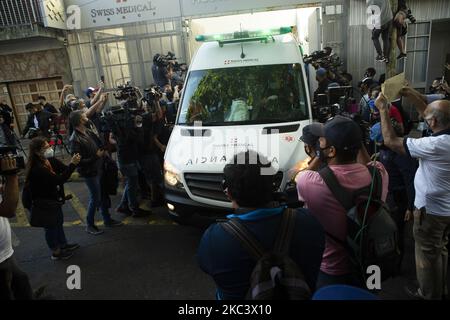 Ein Krankenwagen, der die argentinische Fußball-Legende Diego Armando Maradona trägt, verlässt die Klinik, in der er nach einer Gehirnchirurgie am 11. November 2020 in Buenos Aires, Argentinien, für mehr als eine Woche ins Krankenhaus eingeliefert wurde. (Foto von MatÃ­as Baglietto/NurPhoto) Stockfoto