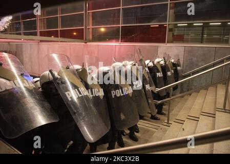 Während eines Ansturms gegen Demonstranten am 11. November 2020 in Warschau, Polen, wird die Bereitschaftspolizei hinter Schilden gesehen. Nachdem Warschaus Bürgermeister Rafal Trzaskowski letzte Woche den Tag der Nationalen Unabhängigkeit verboten hatte, um die Covid-19-Pandemie einzudämmen, riefen die Organisatoren dazu auf, sich in Fahrzeugen zu beteiligen, aber trotzdem versammelten sich Menschen und marschierten mit Parolen und Flaggen. (Foto von Aleksander Kalka/NurPhoto) Stockfoto