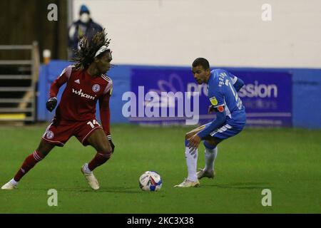 Tariq Uwakwe von Accrington Stanley im Einsatz mit Barrows Connor Brown während des EFL Trophy-Spiels zwischen Barrow und Accrington Stanley in der Holker Street, Barrow-in-Furness am Dienstag, dem 10.. November 2020. (Foto von Mark Fletcher/MI News/NurPhoto) Stockfoto