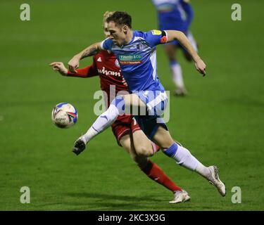 Josh Kay von Barrow iin Aktion mit Harvey Rodgers von Accrington Stanley während der EFL Trophy Spiel zwischen Barrow und Accrington Stanley in der Holker Street, Barrow-in-Furness am Dienstag, 10.. November 2020. (Foto von Mark Fletcher/MI News/NurPhoto) Stockfoto