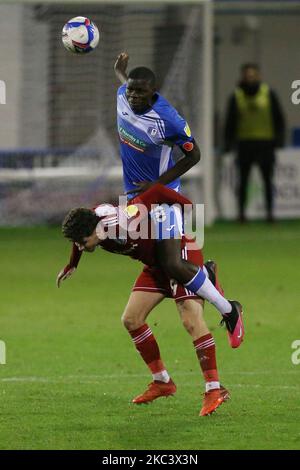 Yoan Zouma von Barrow bestreitet einen Header mit Accrington Stanley's Ryan Cassidy während des EFL Trophy-Spiels zwischen Barrow und Accrington Stanley in der Holker Street, Barrow-in-Furness am Dienstag, den 10.. November 2020. (Foto von Mark Fletcher/MI News/NurPhoto) Stockfoto