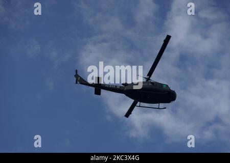 HAF Huey Hubschrauber während einer Flugshow. Die griechische Luftwaffe Agusta-Bell ab-205 fliegt während des 28. Oktober National Oxi Day ParadeThessaloniki, Griechenland. Stockfoto