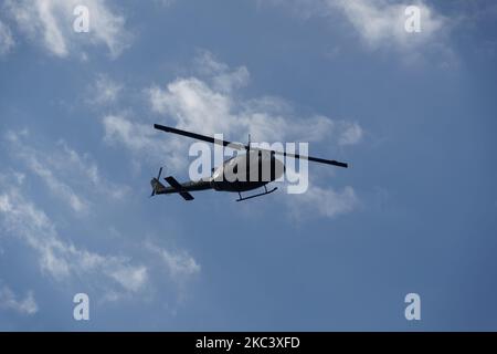 HAF Huey Hubschrauber während einer Flugshow. Die griechische Luftwaffe Agusta-Bell ab-205 fliegt während des 28. Oktober National Oxi Day ParadeThessaloniki, Griechenland. Stockfoto