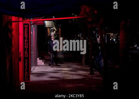 Ein Mann sah am 12. November 2020 während der zweiten COVID-19-Sperre in Griechenland auf einer leeren Straße in Athen, Griechenland, spazieren gehen. (Foto von Nikolas Kokovlis/NurPhoto) Stockfoto