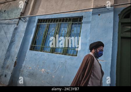 Zwei iranische Geistliche, die eine Schutzmaske tragen, gehen am 10. November 2020 inmitten des neuen Coronavirus-Ausbruchs (COVID-19) im Iran in der heiligen Stadt Mashhad in der Provinz Razavi Khorasan, 891Km (554 Meilen) östlich von Teheran, entlang einer Gasse. Nachdem die iranischen Regierungen in der heiligen iranischen Stadt Mashhad und der Hauptstadt der Provinz Khorasan Razavi erneut rote Alarmbereitschaft angekündigt hatten, wurde der Gebrauch von Masken an öffentlichen Orten obligatorisch. (Foto von Morteza Nikoubazl/NurPhoto) Stockfoto