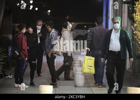 Iranische Menschen, die am 10. November 2020 in der heiligen Stadt Mashhad in der Provinz Razavi Khorasan, 891Km (554 Meilen) östlich von Teheran, am Straßenrand, inmitten des Ausbruchs der neuen Coronavirus-Krankheit (COVID-19) im Iran, die meisten von ihnen Gesichtsschutzmasken tragen. Nachdem die iranischen Regierungen in der heiligen iranischen Stadt Mashhad und der Hauptstadt der Provinz Khorasan Razavi erneut rote Alarmbereitschaft angekündigt hatten, wurde der Gebrauch von Masken an öffentlichen Orten obligatorisch. (Foto von Morteza Nikoubazl/NurPhoto) Stockfoto