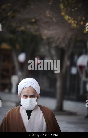 Zwei iranische Geistliche, die eine Schutzmaske tragen, gehen am 10. November 2020 inmitten des neuen Coronavirus-Ausbruchs (COVID-19) im Iran entlang einer Allee in der heiligen Stadt Mashhad in der Provinz Razavi Khorasan, 891Km (554 Meilen) östlich von Teheran. Nachdem die iranischen Regierungen in der heiligen iranischen Stadt Mashhad und der Hauptstadt der Provinz Khorasan Razavi erneut rote Alarmbereitschaft angekündigt hatten, wurde der Gebrauch von Masken an öffentlichen Orten obligatorisch. (Foto von Morteza Nikoubazl/NurPhoto) Stockfoto