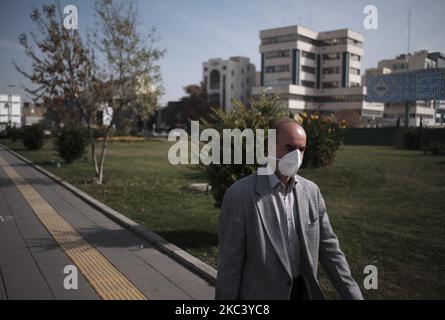 Ein iranischer Mann mit einer schützenden Gesichtsmaske geht am 10. November 2020 inmitten des Ausbruchs der neuen Coronavirus-Krankheit (COVID-19) in der heiligen Stadt Mashhad in der Provinz Razavi Khorasan, 891Km (554 Meilen) östlich von Teheran, entlang einer Straße. Nachdem die iranischen Regierungen in der heiligen iranischen Stadt Mashhad und der Hauptstadt der Provinz Khorasan Razavi erneut rote Alarmbereitschaft angekündigt hatten, wurde der Gebrauch von Masken an öffentlichen Orten obligatorisch. (Foto von Morteza Nikoubazl/NurPhoto) Stockfoto