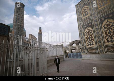 Ein Iraner mit einer schützenden Gesichtsmaske geht am 10. November 2020 in der heiligen Stadt Mashhad in der Provinz Razavi Khorasan, 891Km (554 Meilen) östlich von Teheran, an einem Ort entlang, der sich gerade aus dem heiligen Schrein des achten schiitischen Muslims Imam, Imam Reza, befindet. Inmitten des neuen Ausbruchs der Coronavirus-Krankheit (COVID-19) im Iran. Nachdem die iranischen Regierungen in der heiligen iranischen Stadt Mashhad und der Hauptstadt der Provinz Khorasan Razavi erneut rote Alarmbereitschaft angekündigt hatten, wurde der Gebrauch von Masken an öffentlichen Orten obligatorisch. (Foto von Morteza Nikoubazl/NurPhoto) Stockfoto