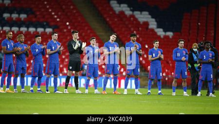 WEMBLEY, Vereinigtes Königreich, NOVEMBER 12:L-R Dominic Calvert-Lewin (Everton) aus England, Reece James (Chelsea) aus England, Jadon Sancho (Borussia Dortmund) aus England, Michael Keane (Everton) aus England, Torwart Nick Pope (Burnley) aus England, Mason Mount (Chelsea) aus England, Harry Maguire (Manchester United) aus England, Tinks Villa of England, Harry Wings aus England (Tottenham Hotspur) aus England, Jack Grealish (Aston Villa) aus England und Bukayo Saka (Arsenal) aus England Spieler ehren ehemalige Spieler, die verstorben sind, darunter Nobby Stiles vor dem International Friendly Between E Stockfoto