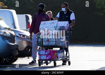 Ein Shopper schiebt am 13. November 2020 bei Costco in London einen Trolley. (Foto von Giannis Alexopoulos/NurPhoto) Stockfoto
