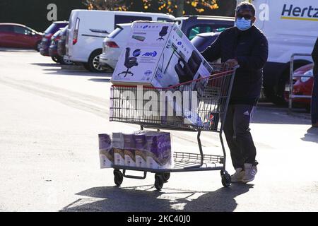 Ein Shopper schiebt am 13. November 2020 bei Costco in London einen Trolley. (Foto von Giannis Alexopoulos/NurPhoto) Stockfoto