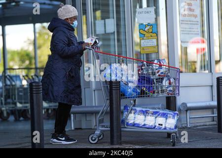 Ein Shopper schiebt am 13. November 2020 bei Costco in London einen Trolley. (Foto von Giannis Alexopoulos/NurPhoto) Stockfoto