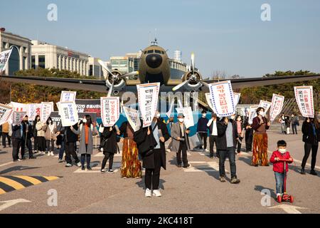 Die Teilnehmer des Nationalen Arbeiterkongresses, veranstaltet vom koreanischen Gewerkschaftsbund, marschieren am 14. November 2020 im Bezirk Yeouido in Seoul, Südkorea. (Foto von Chris Jung/NurPhoto) Stockfoto