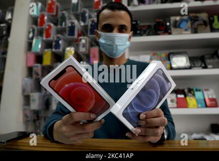 Ein Palästinenser hält am 14. November 2020 Apples neues iPhone 12 in einem Mobilfunkgeschäft in Gaza-Stadt. Apples neues iPhone 12 verkauft sich im Gazastreifen trotz überhöhter Preise gut. (Foto von Majdi Fathi/NurPhoto) Stockfoto