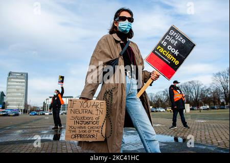 Eine Frau hält während des Anti-Black-Piet-Protests in Breda am 14.. November 2020 ein paar Plakate gegen Black Pete. (Foto von Romy Arroyo Fernandez/NurPhoto) Stockfoto